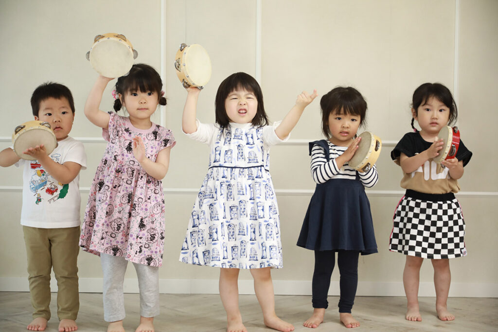 子供がタンバリンを叩いている風景